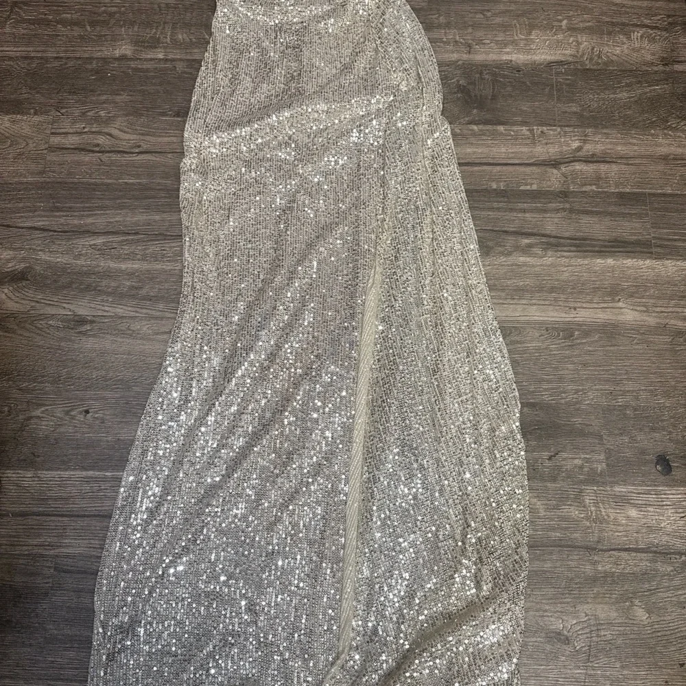 Elegant Gold Sequin One-Shoulder Dress - Picture 2 of 9